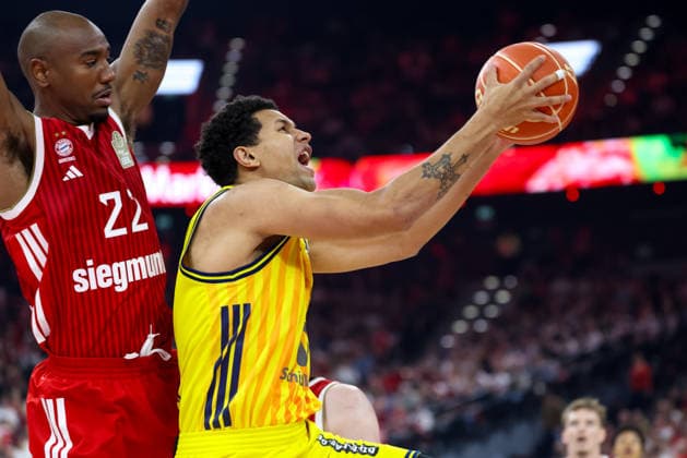 Michael Rataj (Alba Berlin, 21) mit Ball mit Isiaha Mike (FC Bayern Basketball, 22), GER, FC Bayern Basketball vs. Alba Berlin, Basketball, easycredit Basketball Bundesliga, Playoffs, Finale, Spiel 2, Saison 2025 2026, 14.06.2026, GER, FC Bayern Basketball vs. Alba Berlin, Basketball, easycredit Basketball Bundesliga, Playoffs, Finale, Spiel 2, Saison 2025 2026, 14.06.2026 Muenchen