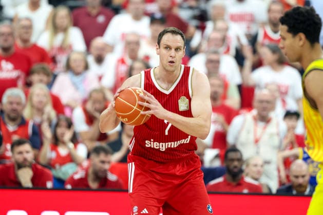 Johannes Voigtmann (FC Bayern Basketball, 07) mit Ball, GER, FC Bayern Basketball vs. Alba Berlin, Basketball, easycredit Basketball Bundesliga, Playoffs, Finale, Spiel 2, Saison 2025 2026, 14.06.2026, GER, FC Bayern Basketball vs. Alba Berlin, Basketball, easycredit Basketball Bundesliga, Playoffs, Finale, Spiel 2, Saison 2025 2026, 14.06.2026 Muenchen