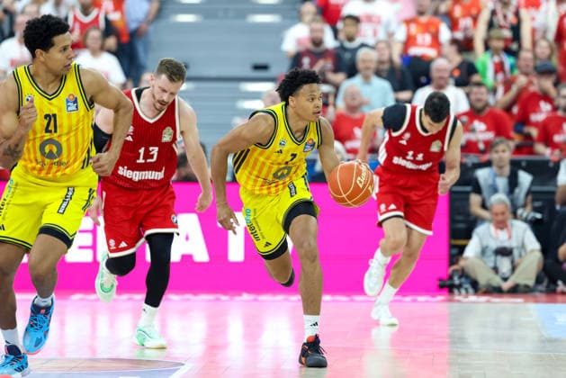 Jack Kayil (Alba Berlin, 07) mit Ball mit Michael Rataj (Alba Berlin, 21) und Andreas Obst (FC Bayern Basketball, 13), mit Vladimir Lucic (FC Bayern Basketball, 11), GER, FC Bayern Basketball vs. Alba Berlin, Basketball, easycredit Basketball Bundesliga, Playoffs, Finale, Spiel 2, Saison 2025 2026, 14.06.2026, GER, FC Bayern Basketball vs. Alba Berlin, Basketball, easycredit Basketball Bundesliga, Playoffs, Finale, Spiel 2, Saison 2025 2026, 14.06.2026 Muenchen