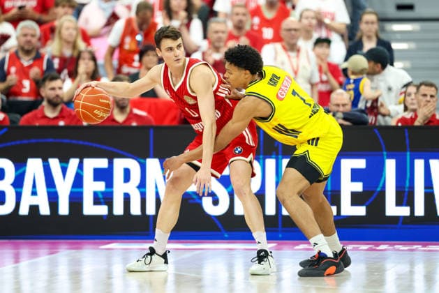 Nenad Dimitrijevic (FC Bayern Basketball, 00) mit Ball im Zweikampf mit Jack Kayil (Alba Berlin, 07), GER, FC Bayern Basketball vs. Alba Berlin, Basketball, easycredit Basketball Bundesliga, Playoffs, Finale, Spiel 2, Saison 2025 2026, 14.06.2026, GER, FC Bayern Basketball vs. Alba Berlin, Basketball, easycredit Basketball Bundesliga, Playoffs, Finale, Spiel 2, Saison 2025 2026, 14.06.2026 Muenchen