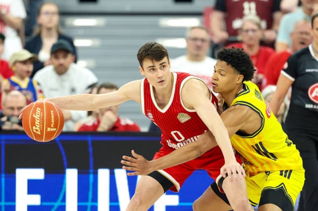 Nenad Dimitrijevic (FC Bayern Basketball, 00) mit Ball im Zweikampf mit Jack Kayil (Alba Berlin, 07), GER, FC Bayern Basketball vs. Alba Berlin, Basketball, easycredit Basketball Bundesliga, Playoffs, Finale, Spiel 2, Saison 2025 2026, 14.06.2026, GER, FC Bayern Basketball vs. Alba Berlin, Basketball, easycredit Basketball Bundesliga, Playoffs, Finale, Spiel 2, Saison 2025 2026, 14.06.2026 Muenchen