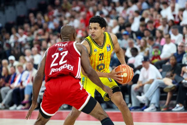 Michael Rataj (Alba Berlin, 21) mit Isiaha Mike (FC Bayern Basketball, 22), GER, FC Bayern Basketball vs. Alba Berlin, Basketball, easycredit Basketball Bundesliga, Playoffs, Finale, Spiel 2, Saison 2025 2026, 14.06.2026, GER, FC Bayern Basketball vs. Alba Berlin, Basketball, easycredit Basketball Bundesliga, Playoffs, Finale, Spiel 2, Saison 2025 2026, 14.06.2026 Muenchen
