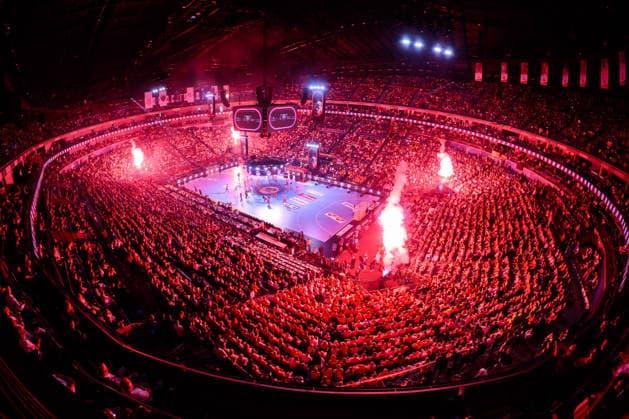 Koeln, Deutschland: Handball EHF CL Final 4 - Spiel Platz 3 - Aalborg Handbold - SC Magdeburg Übersicht, Spielstätte, Zuschauer, Fankurve Fans Fanblock Feature, Innenansicht, Show Koeln Lanxess Arena Nordrhein-Westfalen Deutschland