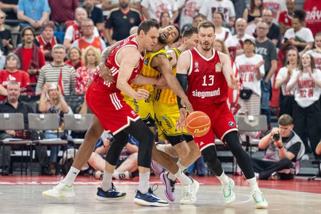 Johannes Voigtmann 7 (FC Bayern Basketball) im Zweikampf mit Norris Agbakoko 17 (Alba Berlin), Andreas Obst 13 (FC Bayern Basketball), FC Bayern Basketball vs. Alba Berlin, BBL, Finale 2, 14.06.2026 Muenchen Bayern Deutschland