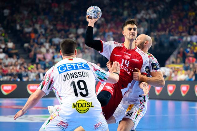 Koeln, Deutschland: Handball EHF CL Final 4 - Spiel Platz 3 - Aalborg Handbold - SC Magdeburg v.li. Elvar Örn Jonsson (Magdeburg), Mads Hoxer Hangaard (Aalborg), Oscar Bergendahl (SC Magdeburg) Koeln Lanxess Arena Nordrhein-Westfalen Deutschland