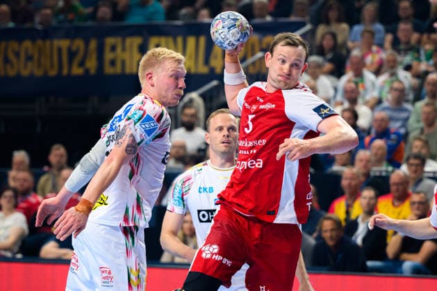 Koeln, Deutschland: Handball EHF CL Final 4 - Spiel Platz 3 - Aalborg Handbold - SC Magdeburg v.li. Magnus Saugstrup Jensen(SC Magdeburg), Sander Sagosen (Aalborg) Koeln Lanxess Arena Nordrhein-Westfalen Deutschland