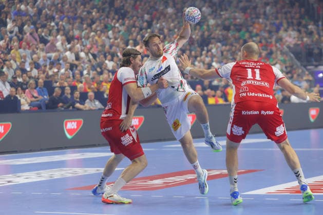 14.06.2026, xtgx, Handball, EHF Champions League Spiel um Platz 3, HBC Aalborg Handbold - SC Magdeburg v.l. Vetle Rönningen (Aalborg, 8) Felix Claar (Magdeburg, 7) Zweikampf, Duell, Kampf, tackle Koeln