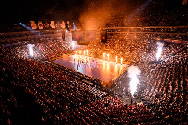 Koeln, Deutschland: Handball EHF CL Final 4 - Spiel Platz 3 - Aalborg Handbold - SC Magdeburg Übersicht, Spielstätte, Zuschauer, Fankurve Fans Fanblock Feature, Innenansicht, Show Koeln Lanxess Arena Nordrhein-Westfalen Deutschland