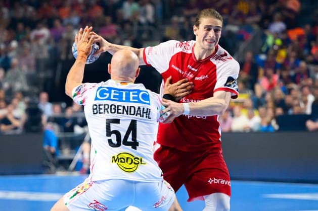 Koeln, Deutschland: Handball EHF CL Final 4 - Spiel Platz 3 - Aalborg Handbold - SC Magdeburg v. li. im Zweikampf Oscar Bergendahl (SC Magdeburg) und Juri Knorr (Aalborg) Koeln Lanxess Arena Nordrhein-Westfalen Deutschland