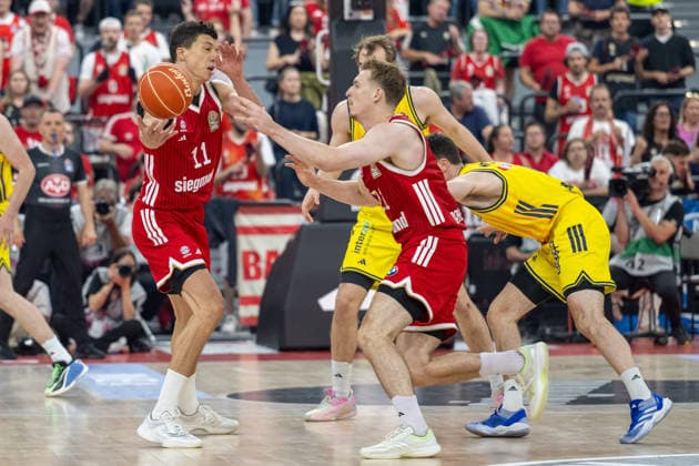 Vladimir Lucic 11 (FC Bayern Basketball) uebergibt den Ball an Justus Hollatz 21 (FC Bayern Basketball), FC Bayern Basketball vs. Alba Berlin, BBL, Finale 2, 14.06.2026 Muenchen Bayern Deutschland