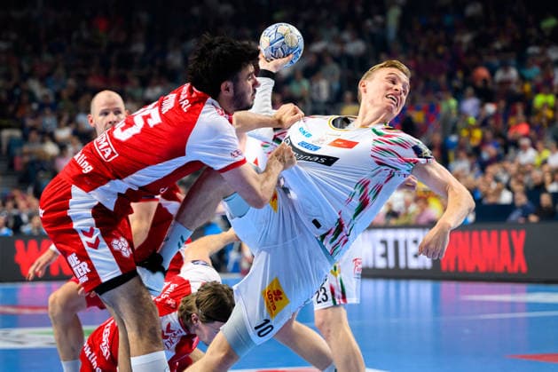 Koeln, Deutschland: Handball EHF CL Final 4 - Spiel Platz 3 - Aalborg Handbold - SC Magdeburg v. li. im Zweikampf Marinus Grandahl Munk (Aalborg) und Gisli Thorgeir Kristjansson (SC Magdeburg) Koeln Lanxess Arena Nordrhein-Westfalen Deutschland