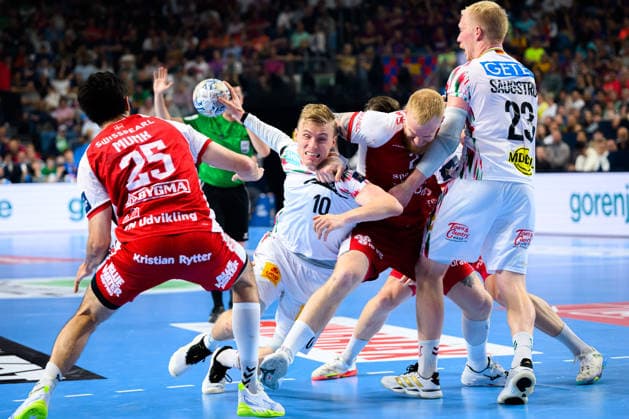 Koeln, Deutschland: Handball EHF CL Final 4 - Spiel Platz 3 - Aalborg Handbold - SC Magdeburg v.li. Marinus Grandahl Munk (Aalborg), Gisli Thorgeir Kristjansson (SC Magdeburg), Thomas Arnoldsen (Aalborg), Magnus Saugstrup Jensen(SC Magdeburg) Koeln Lanxess Arena Nordrhein-Westfalen Deutschland
