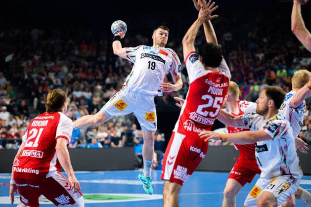 Koeln, Deutschland: Handball EHF CL Final 4 - Spiel Platz 3 - Aalborg Handbold - SC Magdeburg Elvar Örn Jonsson (Magdeburg), Marinus Grandahl Munk (Aalborg) Koeln Lanxess Arena Nordrhein-Westfalen Deutschland