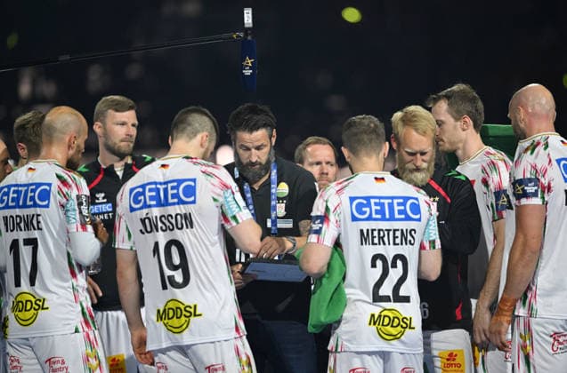 Trainer Bennet WIEGERT (SCM) umringt von seinem Spielern , Auszeit. Handball Champions League Final Four 2026, Spiel um Platz 3., Aalborg Handbold (AH) - SC Magdeburg (MD), am 14.06.2026 in Koeln Deutschland. Â