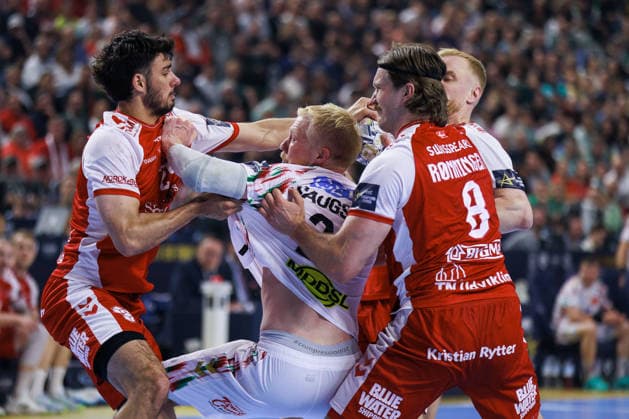 Magnus SAUGSTRUP (SC Magdeburg, 23) im Zweikampf gegen Marinus MUNK (Aalborg Handbold, 25) und Vetle ROENNINGEN (Aalborg Handbold, 08) GER, Aalborg Handbold vs. SC Magdeburg, Handball, TruckScout24 EHF FINAL4 2026, Spiel um Platz 3, Spielzeit 2025 2026, 14.06.2026,, GER, Aalborg Handbold vs. SC Magdeburg, Handball, TruckScout24 EHF FINAL4 2026, Spiel um Platz 3, Spielzeit 2025 2026, 14.06.2026, Koeln