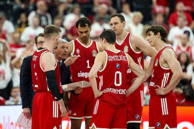 Svetislav Pesic (FC Bayern Basketball, Chef-Trainer) im Gespraech mit seinen Spieler, Andreas Obst (FC Bayern Basketball, 13) mit Oscar da Silva (FC Bayern Basketball, 01) und Nenad Dimitrijevic (FC Bayern Basketball, 00), mit Johannes Voigtmann (FC Bayern Basketball, 07) und Justinian Jessup (FC Bayern Basketball, 10), GER, FC Bayern Basketball vs. Alba Berlin, Basketball, easycredit Basketball Bundesliga, Playoffs, Finale, Spiel 2, Saison 2025 2026, 14.06.2026, GER, FC Bayern Basketball vs. Alba Berlin, Basketball, easycredit Basketball Bundesliga, Playoffs, Finale, Spiel 2, Saison 2025 2026, 14.06.2026 Muenchen