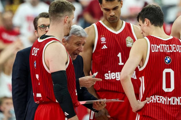 Svetislav Pesic (FC Bayern Basketball, Chef-Trainer) im Gespraech mit seinen Spieler, Andreas Obst (FC Bayern Basketball, 13) mit Oscar da Silva (FC Bayern Basketball, 01) und Nenad Dimitrijevic (FC Bayern Basketball, 00), GER, FC Bayern Basketball vs. Alba Berlin, Basketball, easycredit Basketball Bundesliga, Playoffs, Finale, Spiel 2, Saison 2025 2026, 14.06.2026, GER, FC Bayern Basketball vs. Alba Berlin, Basketball, easycredit Basketball Bundesliga, Playoffs, Finale, Spiel 2, Saison 2025 2026, 14.06.2026 Muenchen