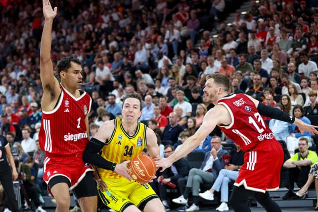 Justin Bean (Alba Berlin, 34) mit Ball mit Oscar da Silva (FC Bayern Basketball, 01) und Andreas Obst (FC Bayern Basketball, 13), GER, FC Bayern Basketball vs. Alba Berlin, Basketball, easycredit Basketball Bundesliga, Playoffs, Finale, Spiel 2, Saison 2025 2026, 14.06.2026, GER, FC Bayern Basketball vs. Alba Berlin, Basketball, easycredit Basketball Bundesliga, Playoffs, Finale, Spiel 2, Saison 2025 2026, 14.06.2026 Muenchen