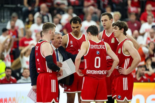 Svetislav Pesic (FC Bayern Basketball, Chef-Trainer) im Gespraech mit seinen Spieler, Andreas Obst (FC Bayern Basketball, 13) mit Oscar da Silva (FC Bayern Basketball, 01) und Nenad Dimitrijevic (FC Bayern Basketball, 00), mit Johannes Voigtmann (FC Bayern Basketball, 07) und Justinian Jessup (FC Bayern Basketball, 10), GER, FC Bayern Basketball vs. Alba Berlin, Basketball, easycredit Basketball Bundesliga, Playoffs, Finale, Spiel 2, Saison 2025 2026, 14.06.2026, GER, FC Bayern Basketball vs. Alba Berlin, Basketball, easycredit Basketball Bundesliga, Playoffs, Finale, Spiel 2, Saison 2025 2026, 14.06.2026 Muenchen