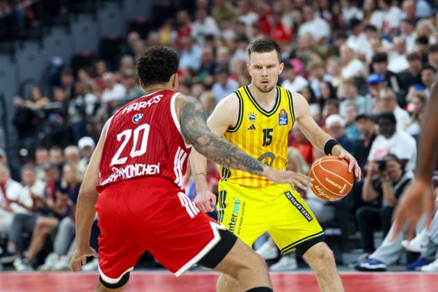 Martin Hermannsson (Alba Berlin, 15) mit Ball mit Elias Harris (FC Bayern Basketball, 20), GER, FC Bayern Basketball vs. Alba Berlin, Basketball, easycredit Basketball Bundesliga, Playoffs, Finale, Spiel 2, Saison 2025 2026, 14.06.2026, GER, FC Bayern Basketball vs. Alba Berlin, Basketball, easycredit Basketball Bundesliga, Playoffs, Finale, Spiel 2, Saison 2025 2026, 14.06.2026 Muenchen