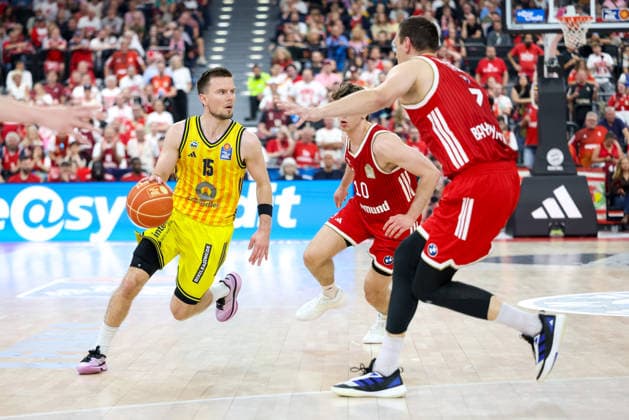Martin Hermannsson (Alba Berlin, 15) mit Johannes Voigtmann (FC Bayern Basketball, 07) und Justinian Jessup (FC Bayern Basketball, 10), GER, FC Bayern Basketball vs. Alba Berlin, Basketball, easycredit Basketball Bundesliga, Playoffs, Finale, Spiel 2, Saison 2025 2026, 14.06.2026, GER, FC Bayern Basketball vs. Alba Berlin, Basketball, easycredit Basketball Bundesliga, Playoffs, Finale, Spiel 2, Saison 2025 2026, 14.06.2026 Muenchen