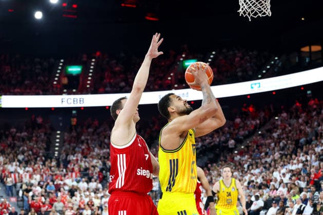 Norris Agbakoko (Alba Berlin, 17) mit Johannes Voigtmann (FC Bayern Basketball, 07), GER, FC Bayern Basketball vs. Alba Berlin, Basketball, easycredit Basketball Bundesliga, Playoffs, Finale, Spiel 2, Saison 2025 2026, 14.06.2026, GER, FC Bayern Basketball vs. Alba Berlin, Basketball, easycredit Basketball Bundesliga, Playoffs, Finale, Spiel 2, Saison 2025 2026, 14.06.2026 Muenchen