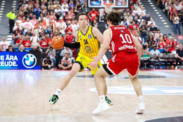 Justin Bean (Alba Berlin, 34) mti Ball mit Justinian Jessup (FC Bayern Basketball, 10), GER, FC Bayern Basketball vs. Alba Berlin, Basketball, easycredit Basketball Bundesliga, Playoffs, Finale, Spiel 2, Saison 2025 2026, 14.06.2026, GER, FC Bayern Basketball vs. Alba Berlin, Basketball, easycredit Basketball Bundesliga, Playoffs, Finale, Spiel 2, Saison 2025 2026, 14.06.2026 Muenchen