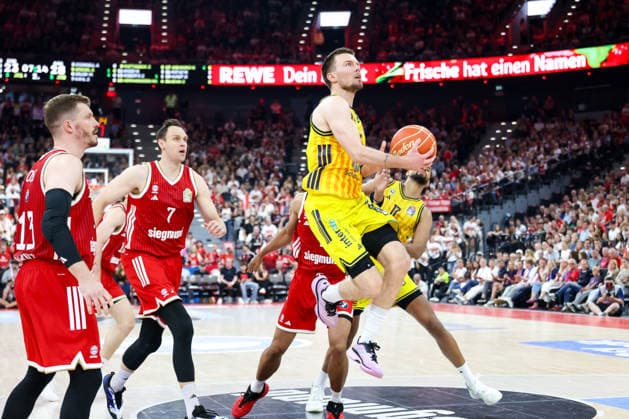 Martin Hermannsson (Alba Berlin, 15) mit Ball mit Johannes Voigtmann (FC Bayern Basketball, 07) und Andreas Obst (FC Bayern Basketball, 13), GER, FC Bayern Basketball vs. Alba Berlin, Basketball, easycredit Basketball Bundesliga, Playoffs, Finale, Spiel 2, Saison 2025 2026, 14.06.2026, GER, FC Bayern Basketball vs. Alba Berlin, Basketball, easycredit Basketball Bundesliga, Playoffs, Finale, Spiel 2, Saison 2025 2026, 14.06.2026 Muenchen