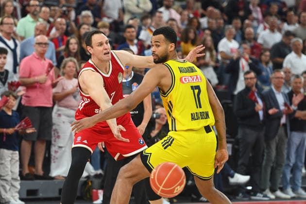 Johannes VOIGTMANN (FCB), Aktion,Zweikampf gegen Norris AGBAKOKO (Berlin). Basketball BBL,Saison 2025 2026 Play Off Finale Spiel 2, FC Bayern Muenchen - Alba Berlin am 14.06.2026 S A P G A R D EN