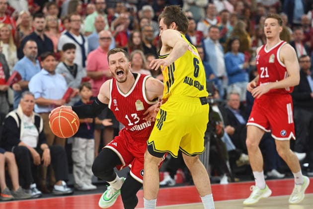 Andreas OBST (FCB), Aktion,Zweikampf gegen Malte DELOW (Alba Berlin). Basketball BBL,Saison 2025 2026 Play Off Finale Spiel 2, FC Bayern Muenchen - Alba Berlin am 14.06.2026 S A P G A R D EN