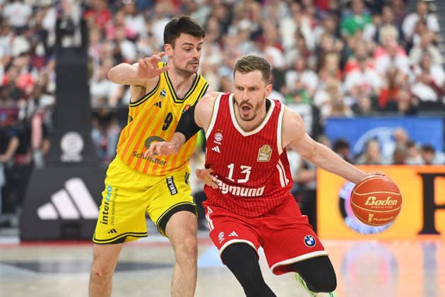 Andreas OBST (FCB), Aktion,Zweikampf gegen Jonas MATTISSECK (Alba Berlin). Basketball BBL,Saison 2025 2026 Play Off Finale Spiel 2, FC Bayern Muenchen - Alba Berlin am 14.06.2026 S A P G A R D EN