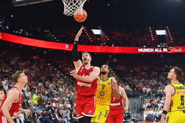 Andreas OBST (FCB), Aktion,Zweikampf gegen Norris AGBAKOKO (Berlin). Basketball BBL,Saison 2025 2026 Play Off Finale Spiel 2, FC Bayern Muenchen - Alba Berlin am 14.06.2026 S A P G A R D EN