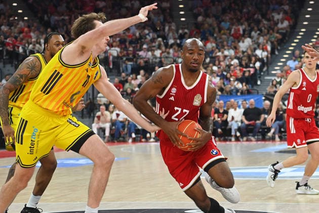 Isiaha MIKE (FCB), Aktion,Zweikampf gegen Moses WOOD (Berlin). Basketball BBL,Saison 2025 2026 Play Off Finale Spiel 2, FC Bayern Muenchen - Alba Berlin am 14.06.2026 S A P G A R D EN