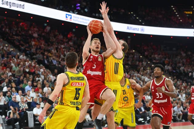 Niels GIFFEY (FCB), Aktion,Zweikampf gegen Moses WOOD (Berlin). Basketball BBL,Saison 2025 2026 Play Off Finale Spiel 2, FC Bayern Muenchen - Alba Berlin am 14.06.2026 S A P G A R D EN