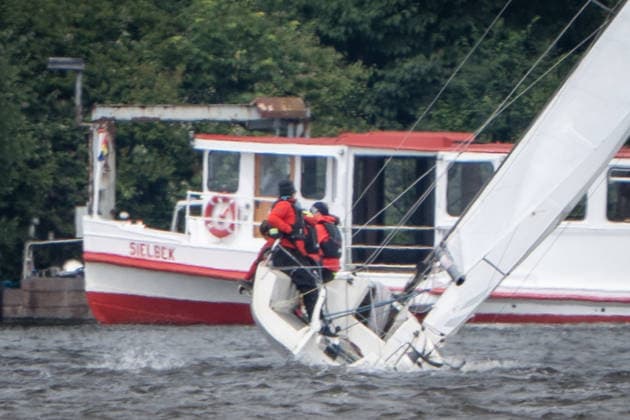 Team Garda Girls auf Boot 17 in Rennen 62 Helga Cup 2026 Segelregatta auf der Hamburger Außenalster, Hamburg Hamburg Deutschland Außenalster