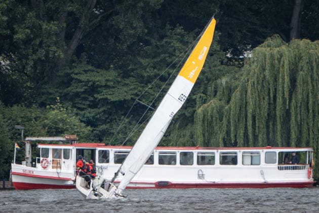 Team Garda Girls auf Boot 17 in Rennen 62 Helga Cup 2026 Segelregatta auf der Hamburger Außenalster, Hamburg Hamburg Deutschland Außenalster