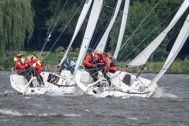 Team Garda Girls auf Boot 17 in Rennen 62 Helga Cup 2026 Segelregatta auf der Hamburger Außenalster, Hamburg Hamburg Deutschland Außenalster