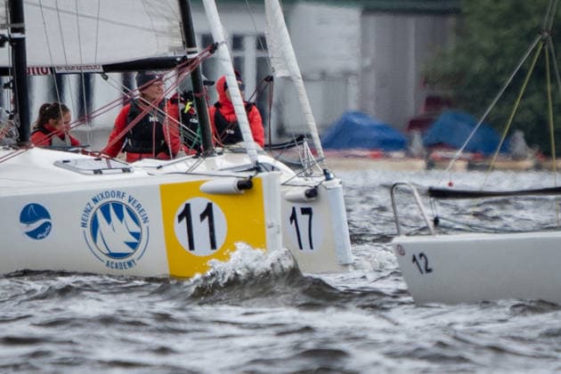 Team Garda Girls auf Boot 17 in Rennen 62 Helga Cup 2026 Segelregatta auf der Hamburger Außenalster, Hamburg Hamburg Deutschland Außenalster