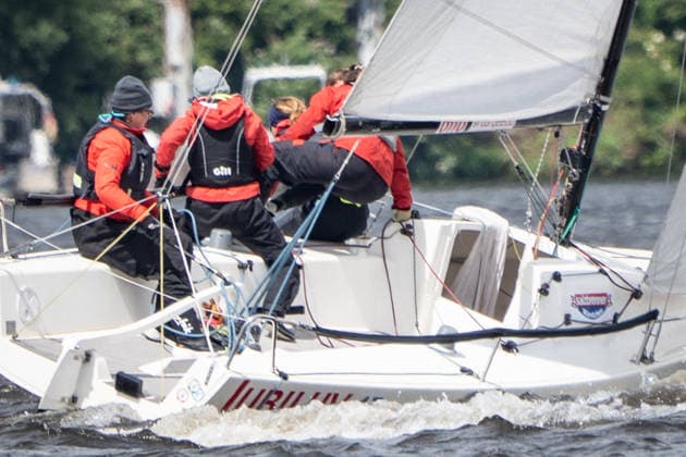 Team Garda Girls auf Boot 17 in Rennen 62 Helga Cup 2026 Segelregatta auf der Hamburger Außenalster, Hamburg Hamburg Deutschland Außenalster