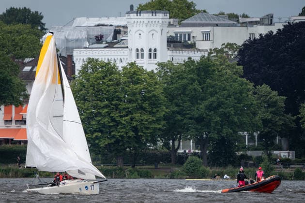 Team Garda Girls auf Boot 17 in Rennen 62 Helga Cup 2026 Segelregatta auf der Hamburger Außenalster, Hamburg Hamburg Deutschland Außenalster