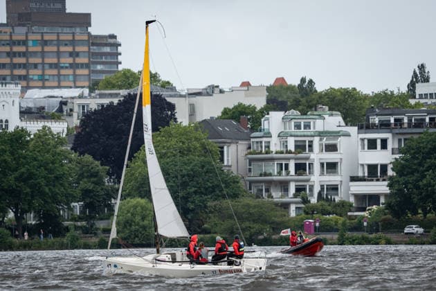 Team Garda Girls auf Boot 17 in Rennen 62 Helga Cup 2026 Segelregatta auf der Hamburger Außenalster, Hamburg Hamburg Deutschland Außenalster