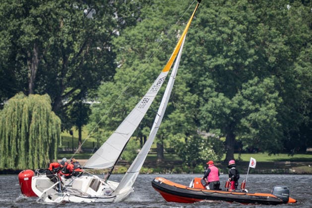 Team Garda Girls auf Boot 17 in Rennen 62 Helga Cup 2026 Segelregatta auf der Hamburger Außenalster, Hamburg Hamburg Deutschland Außenalster