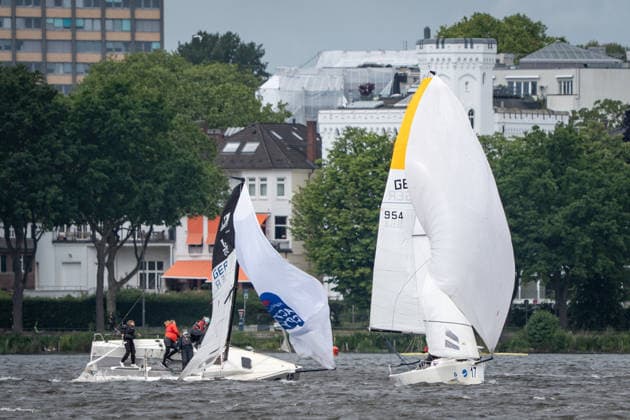 Team Garda Girls auf Boot 17 in Rennen 62 Helga Cup 2026 Segelregatta auf der Hamburger Außenalster, Hamburg Hamburg Deutschland Außenalster