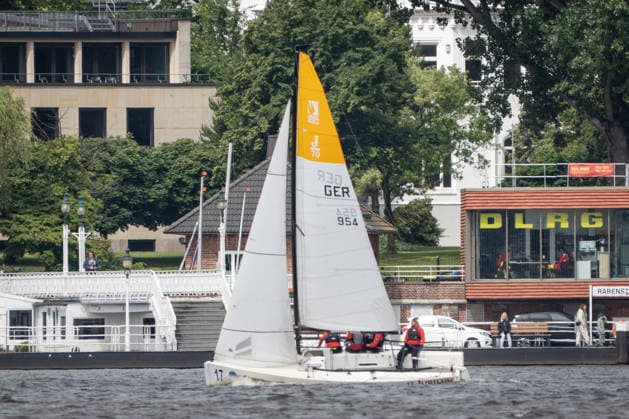 Team Garda Girls auf Boot 17 in Rennen 62 Helga Cup 2026 Segelregatta auf der Hamburger Außenalster, Hamburg Hamburg Deutschland Außenalster