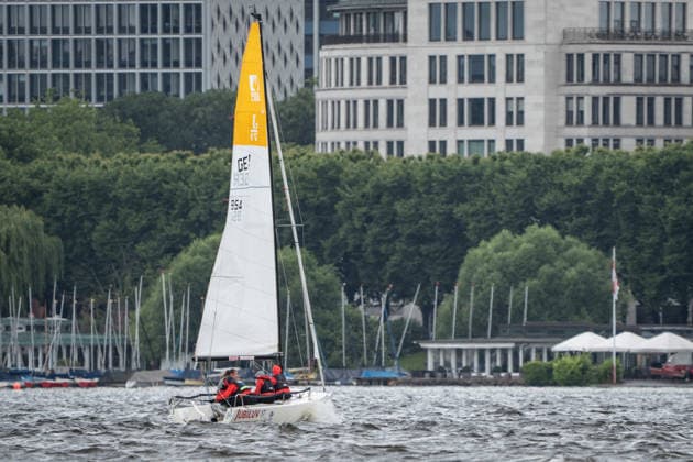 Team Garda Girls auf Boot 17 in Rennen 62 Helga Cup 2026 Segelregatta auf der Hamburger Außenalster, Hamburg Hamburg Deutschland Außenalster