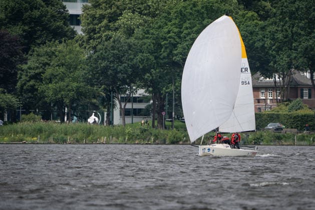 Team Garda Girls auf Boot 17 in Rennen 62 Helga Cup 2026 Segelregatta auf der Hamburger Außenalster, Hamburg Hamburg Deutschland Außenalster