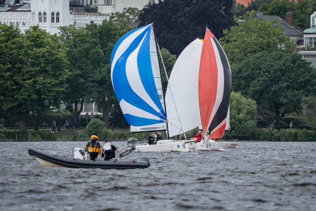 Team Garda Girls auf Boot 17 in Rennen 62 Helga Cup 2026 Segelregatta auf der Hamburger Außenalster, Hamburg Hamburg Deutschland Außenalster