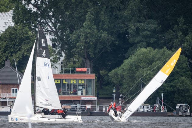 Team Garda Girls auf Boot 17 in Rennen 62 Helga Cup 2026 Segelregatta auf der Hamburger Außenalster, Hamburg Hamburg Deutschland Außenalster