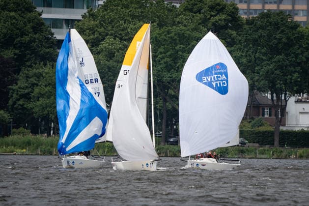 Team Garda Girls auf Boot 17 in Rennen 62 Helga Cup 2026 Segelregatta auf der Hamburger Außenalster, Hamburg Hamburg Deutschland Außenalster