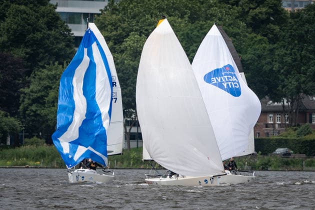 Team Garda Girls auf Boot 17 in Rennen 62 Helga Cup 2026 Segelregatta auf der Hamburger Außenalster, Hamburg Hamburg Deutschland Außenalster